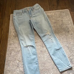 Lightwash universal thread skinny jeans with knee holes size 27